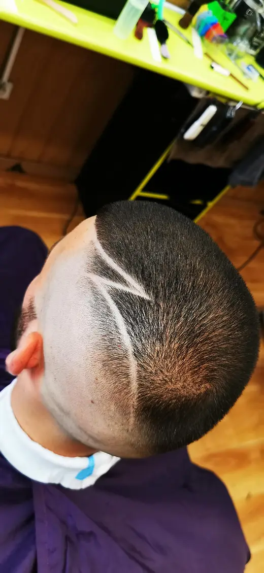 Degradado con diseño de rayo en la nuca · Barbería Los Primos Tarik, Getafe