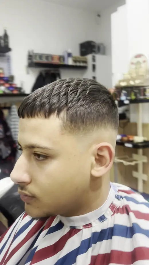 Degradado con textura arriba y flequillo corto · Barbería Los Primos Tarik, Getafe