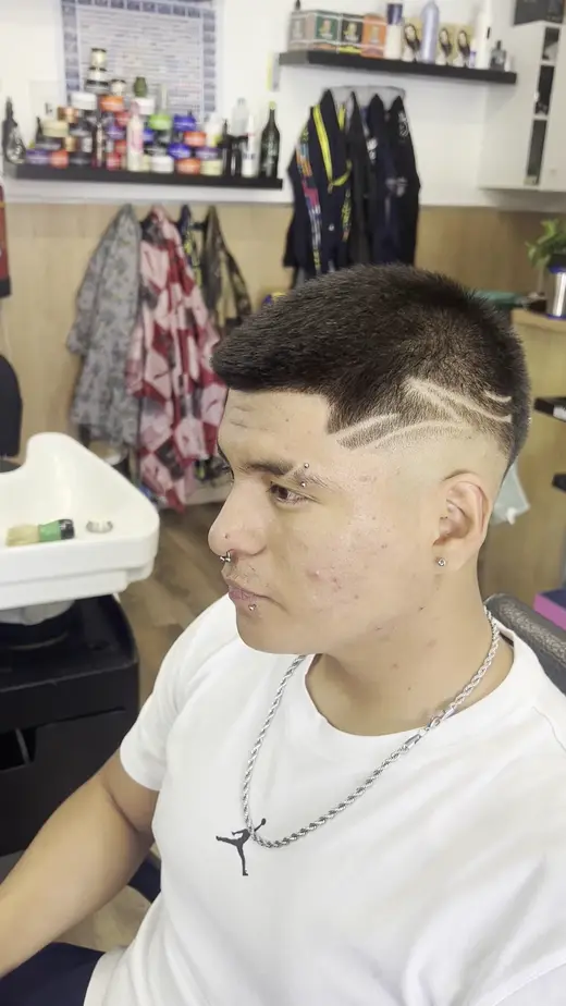 Degradado con líneas de diseño en el lateral · Barbería Los Primos Tarik, Getafe
