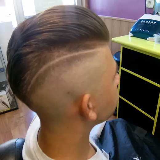 Corte con volumen arriba y línea en el lateral · Barbería Los Primos Tarik, Getafe