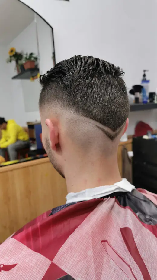 Degradado con línea marcada visto por detrás · Barbería Los Primos Tarik, Getafe